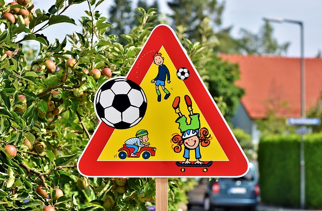 Značka upozorňující na hrající si děti na ulici