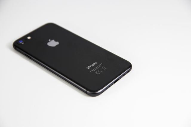 iPhone na stole